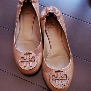 Reva tan pebbled flat